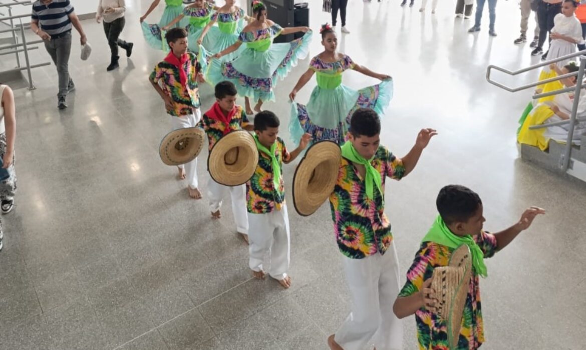 DANZA DEL COLEGIO LOS LAURELES SE PRESENTÓ EN EL AEROPUERTO INTERNACIONAL CAMILO DAZA DE CÚCUTA